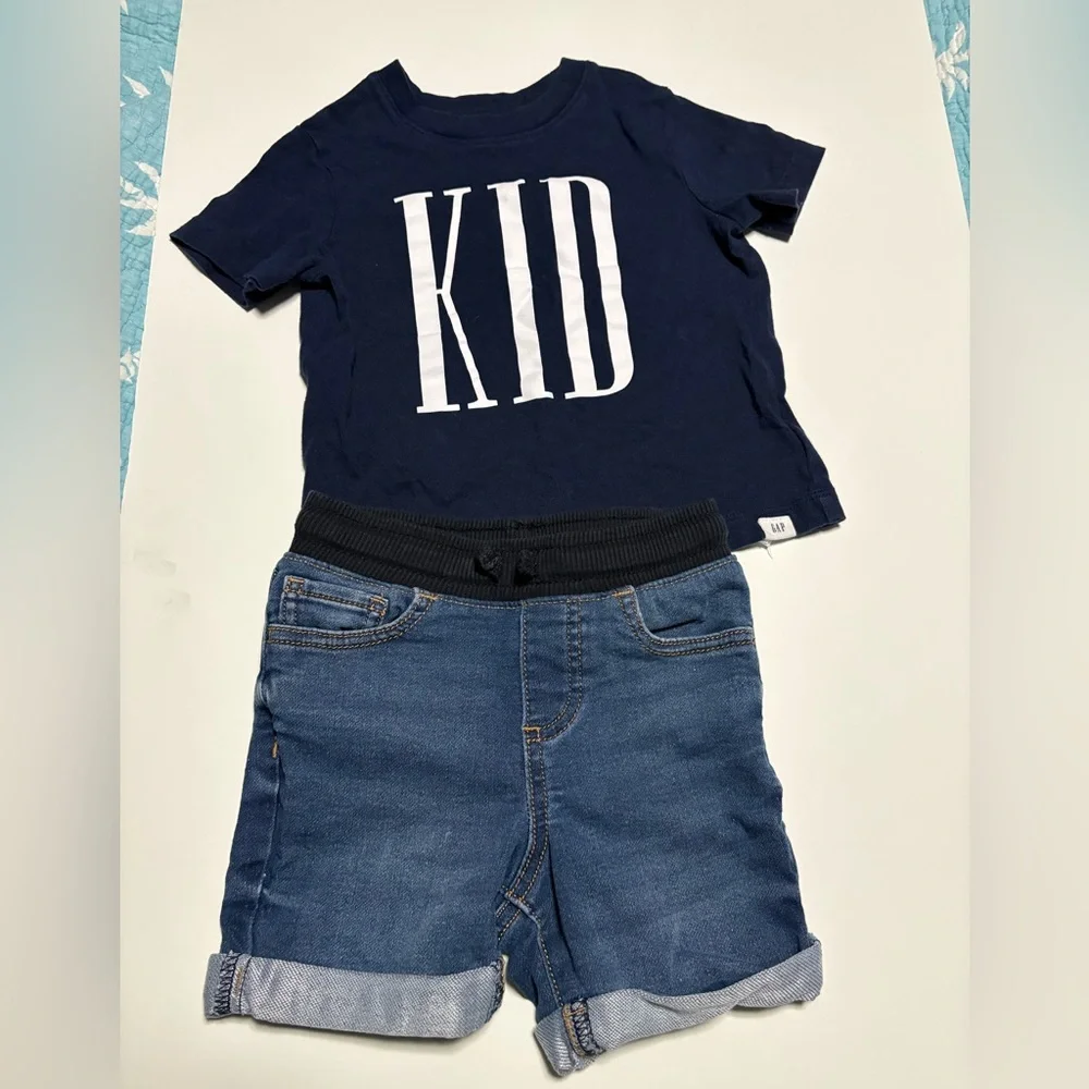 Gap cotton Kid tee in navy and Jumping bean Jean shorts 2t